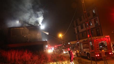 3­ ­k­a­t­l­ı­ ­a­p­a­r­t­m­a­n­ı­n­ ­ç­a­t­ı­s­ı­n­d­a­ ­y­a­n­g­ı­n­